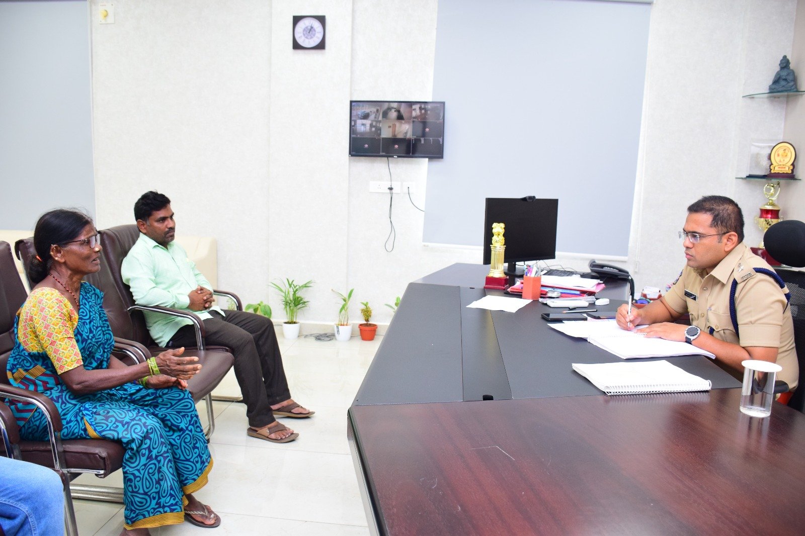 విధులలో నిర్లక్ష్యం వహిస్తే శాఖాపరమైన చర్యలు తప్పవు  జిల్లా ఎస్పీ మహేష్ బి.గితే.